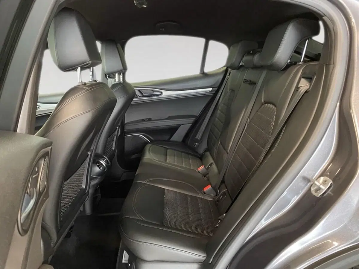Alfa Romeo Stelvio usata a Torino (8)