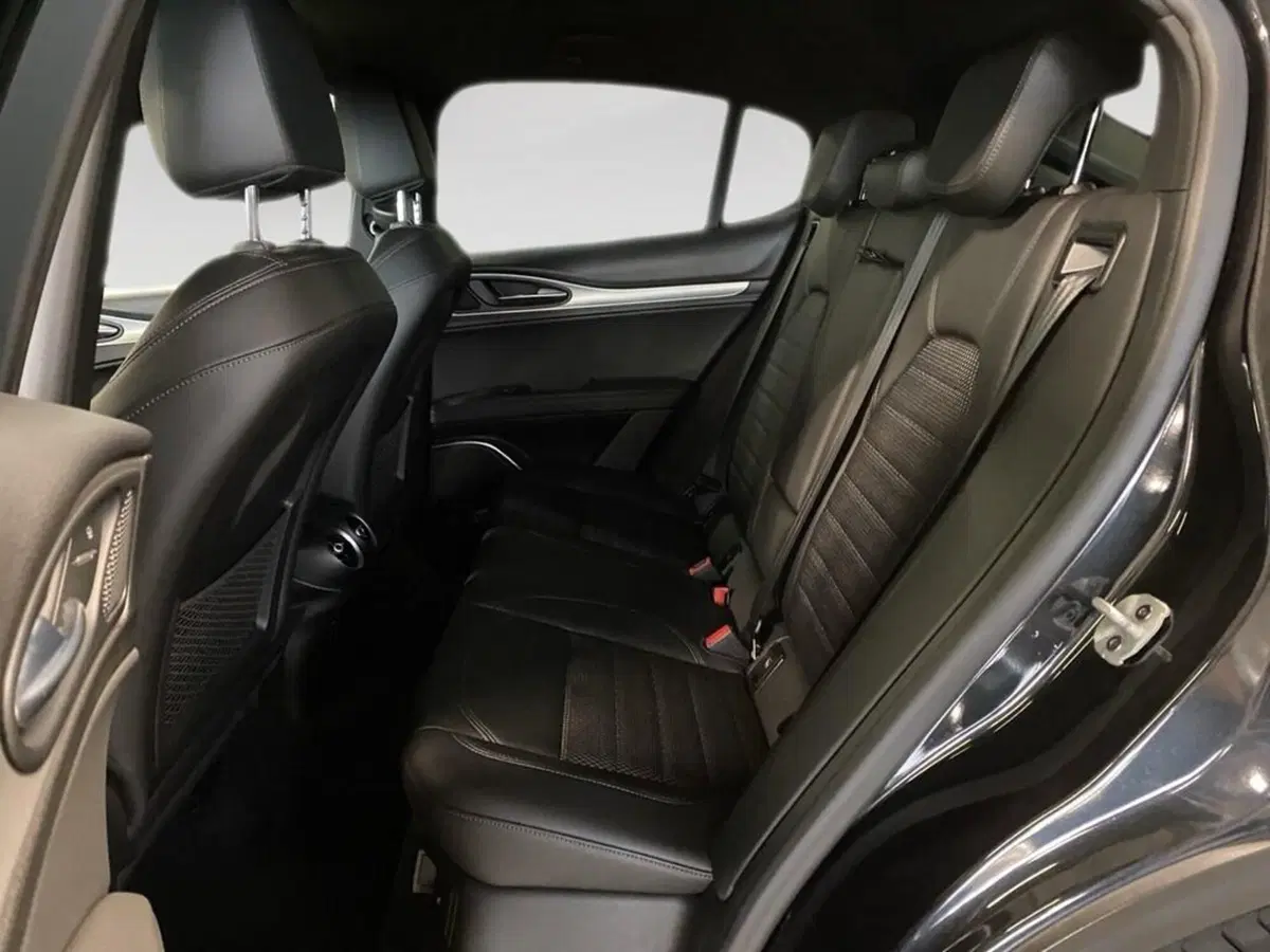 Alfa Romeo Stelvio usata a Torino (8)