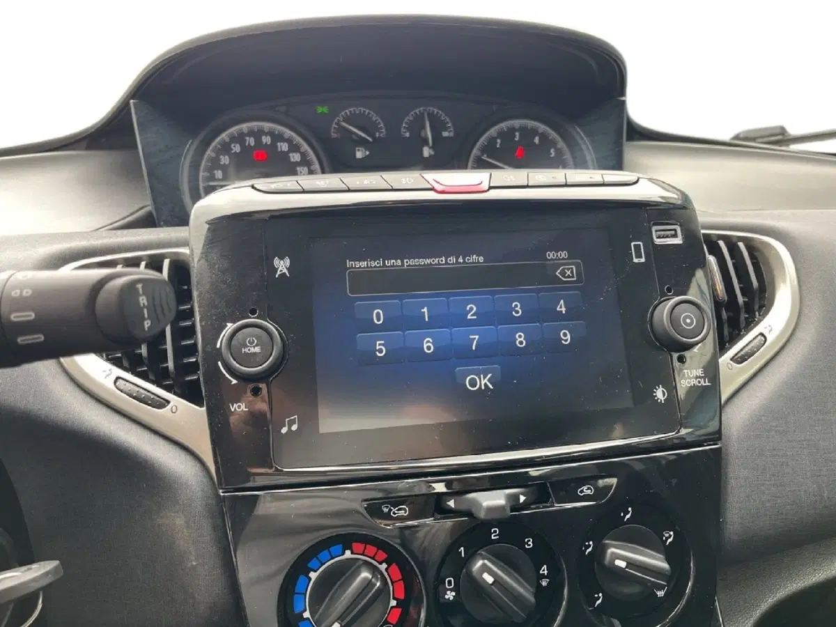 Lancia Ypsilon usata a Torino (13)