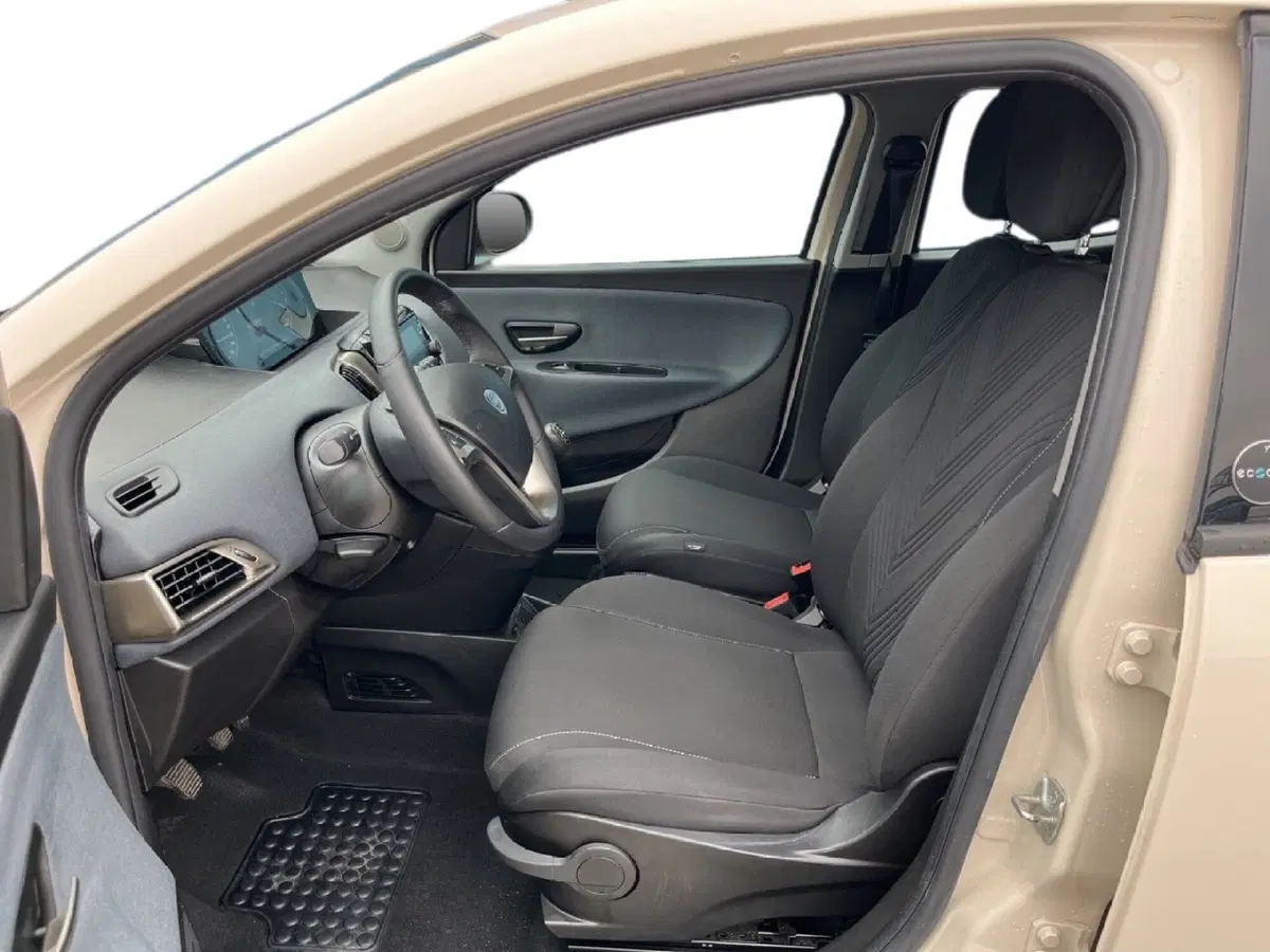 Lancia Ypsilon usata a Torino (9)