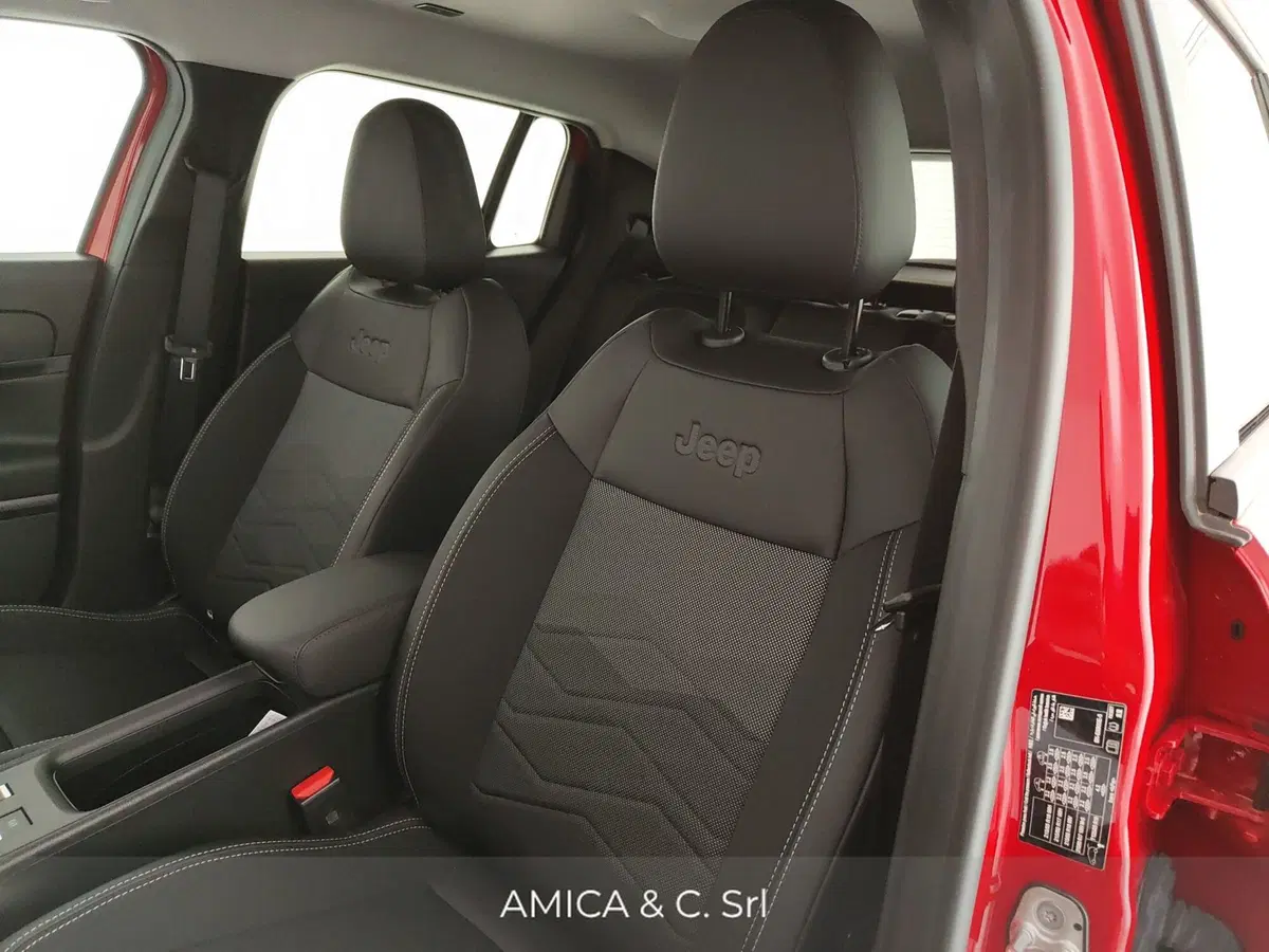Jeep Avenger nuova a Caserta (17)