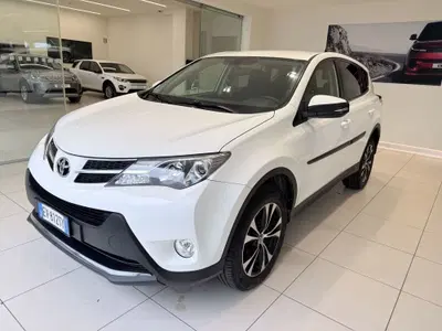 Toyota Rav4 D-4D 4WD Style White Ed. del 2014 usata a Latina