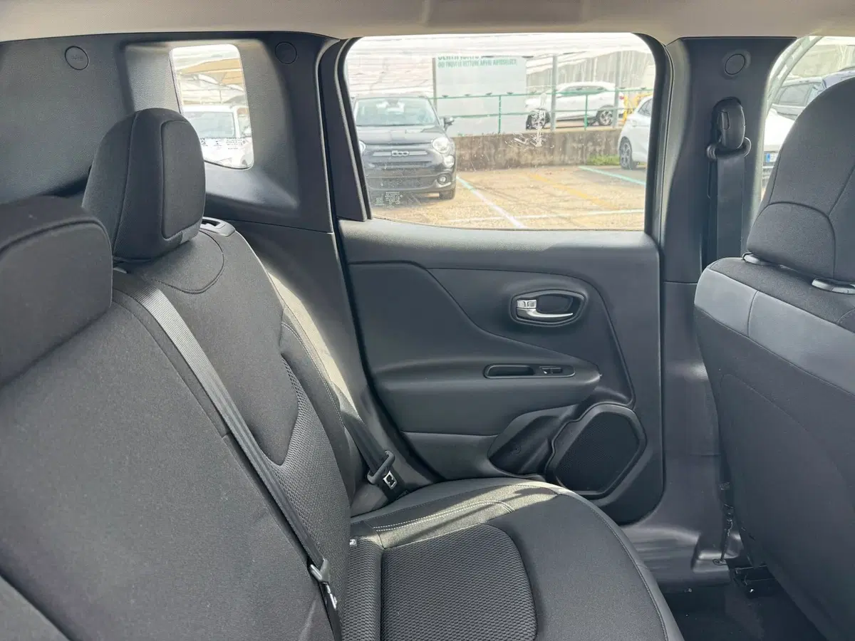 Jeep Renegade nuova a Monza e Brianza (16)