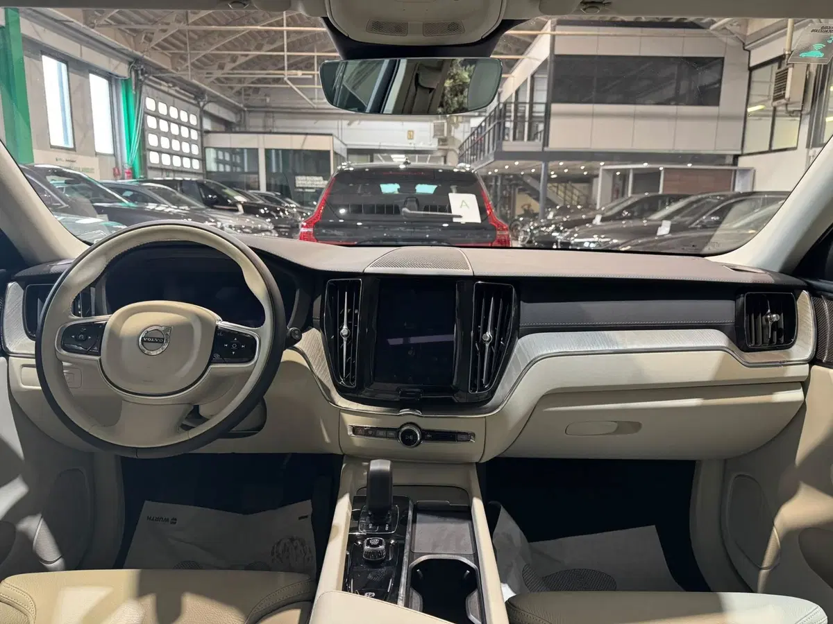 Volvo XC60 nuova a Monza e Brianza (11)