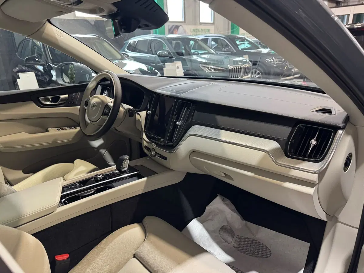 Volvo XC60 nuova a Monza e Brianza (16)