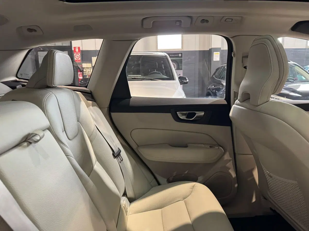 Volvo XC60 nuova a Monza e Brianza (17)