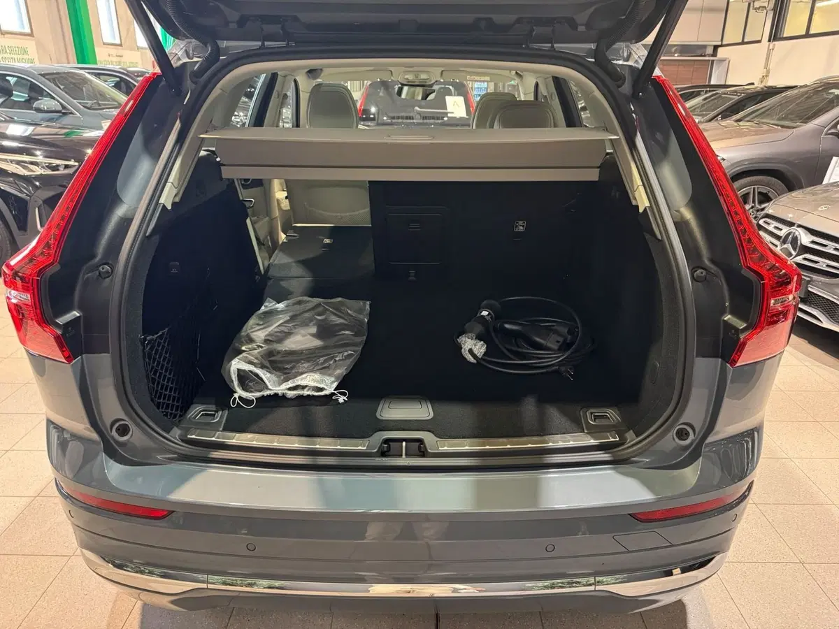 Volvo XC60 nuova a Monza e Brianza (7)