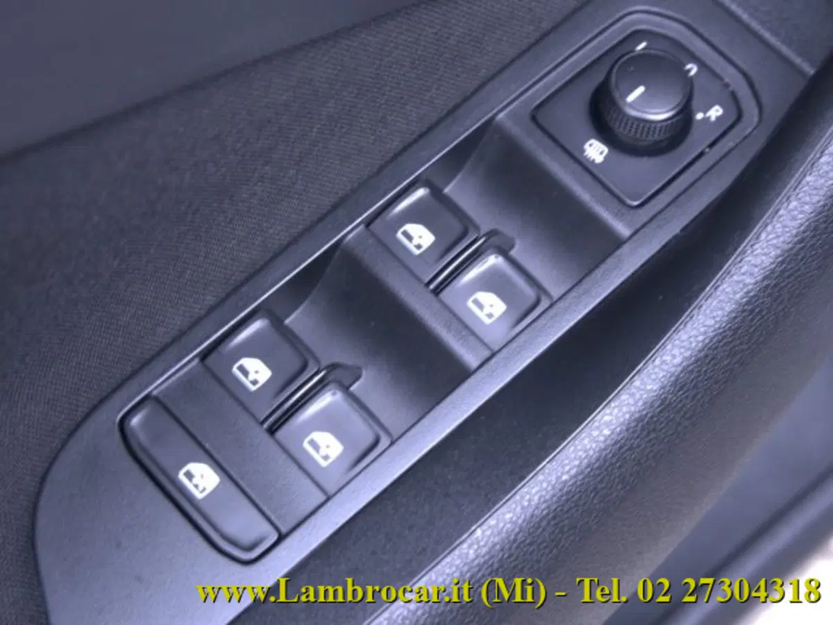 Skoda Kamiq usata a Milano (18)