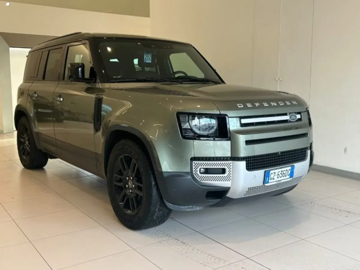 Land Rover Defender nuova a Lucca
