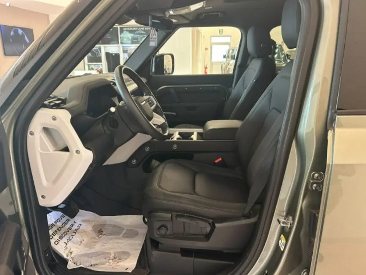 Land Rover Defender nuova a Lucca (10)
