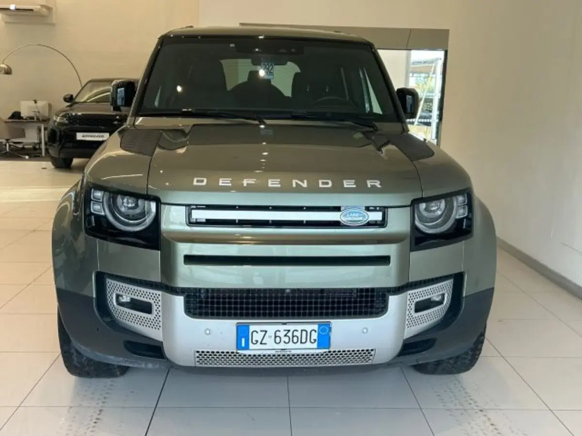Land Rover Defender nuova a Lucca (2)
