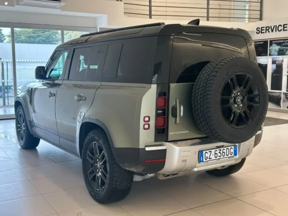 Land Rover Defender nuova a Lucca (5)