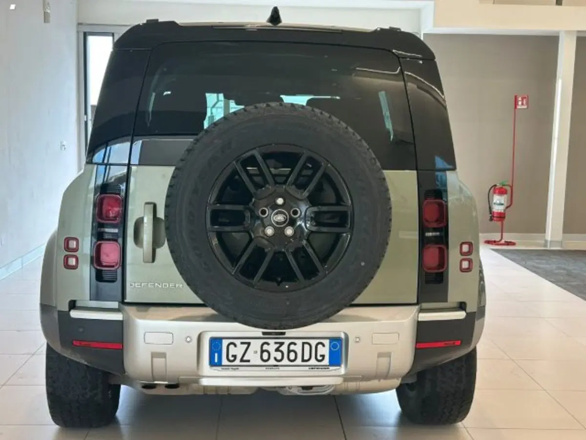Land Rover Defender nuova a Lucca (6)