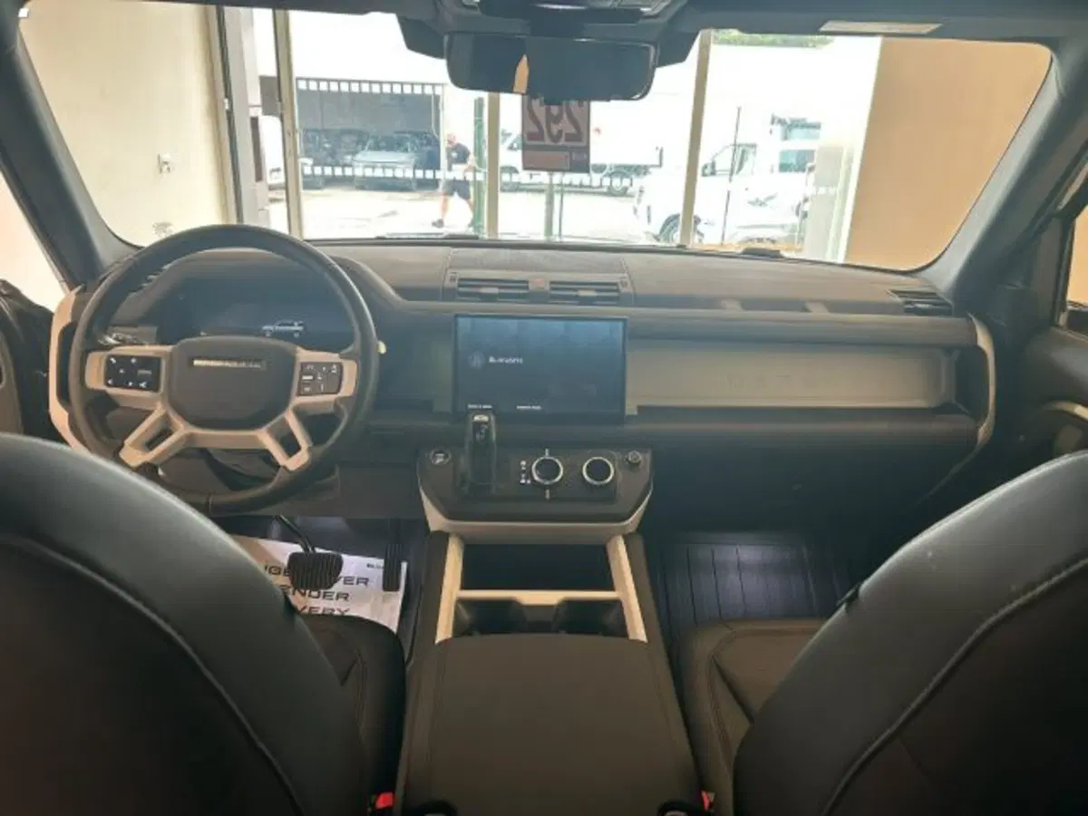 Land Rover Defender nuova a Lucca (8)