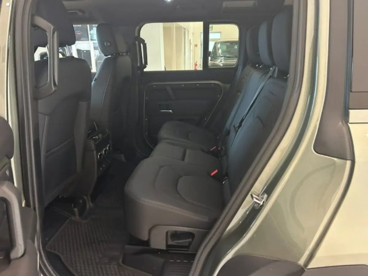 Land Rover Defender nuova a Lucca (9)