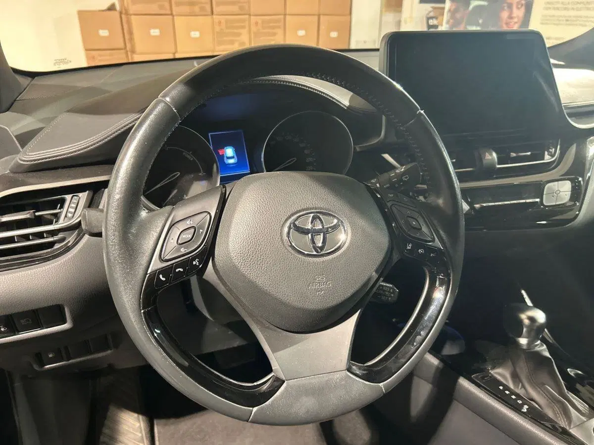 Toyota Toyota C-HR usata a Lecco (14)