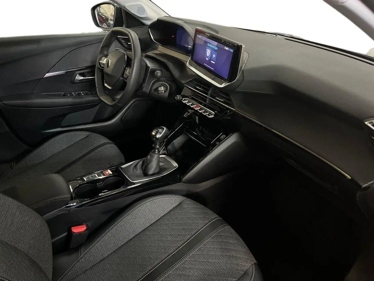 Peugeot 208 usata a Bari (9)