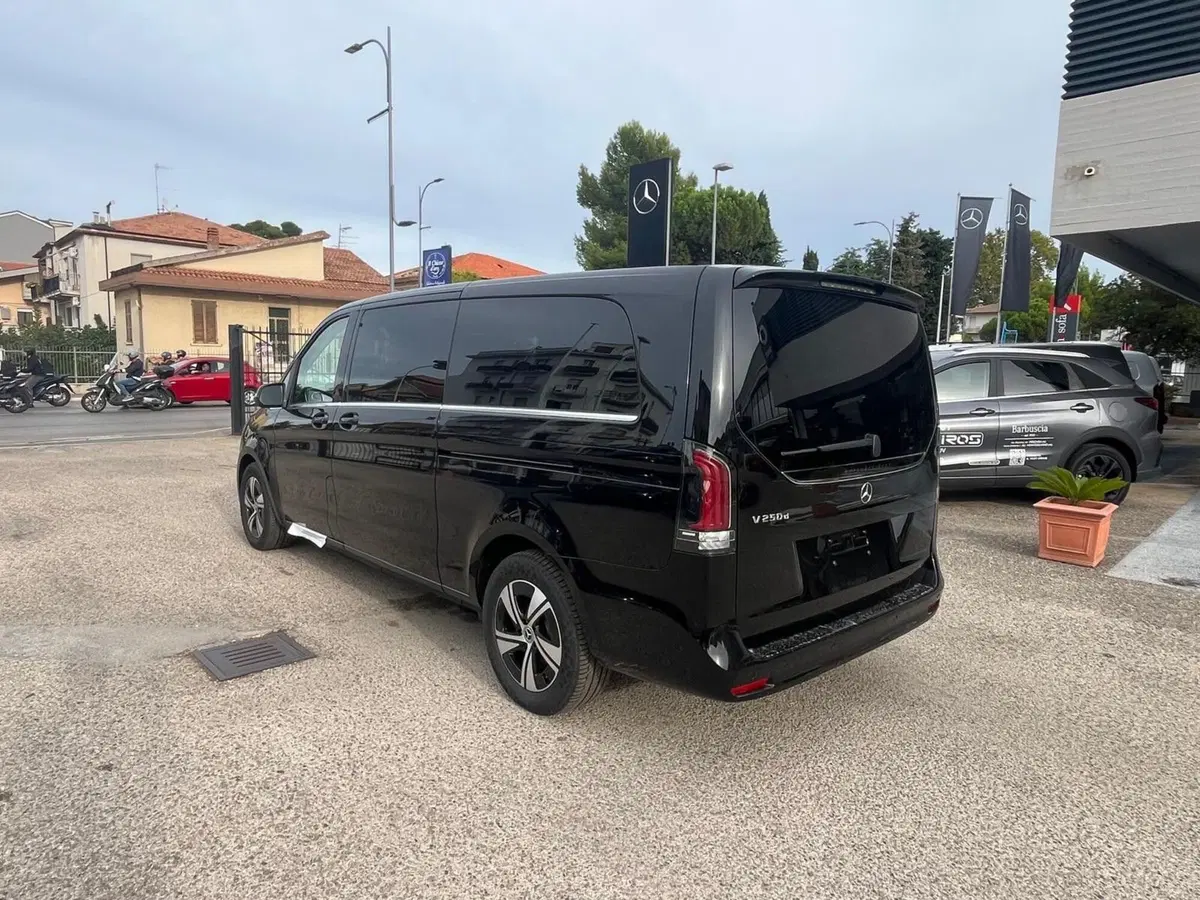 Mercedes-Benz Classe V nuova a Pescara (4)