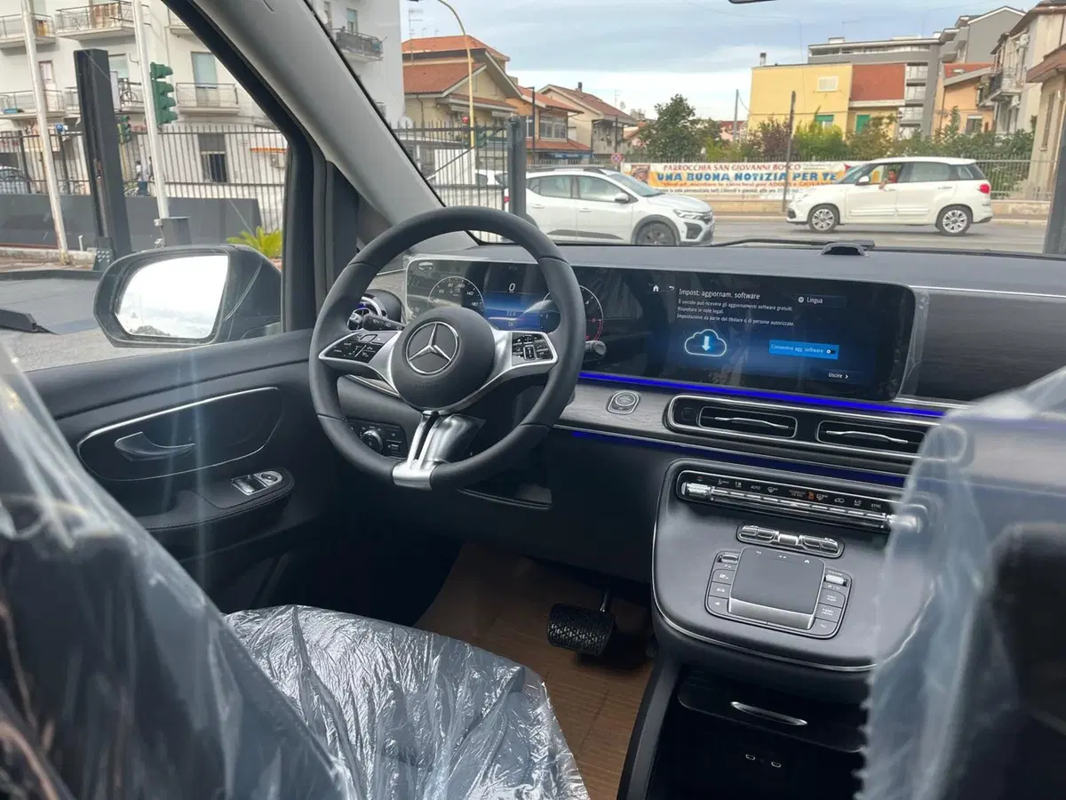 Mercedes-Benz Classe V nuova a Pescara (8)