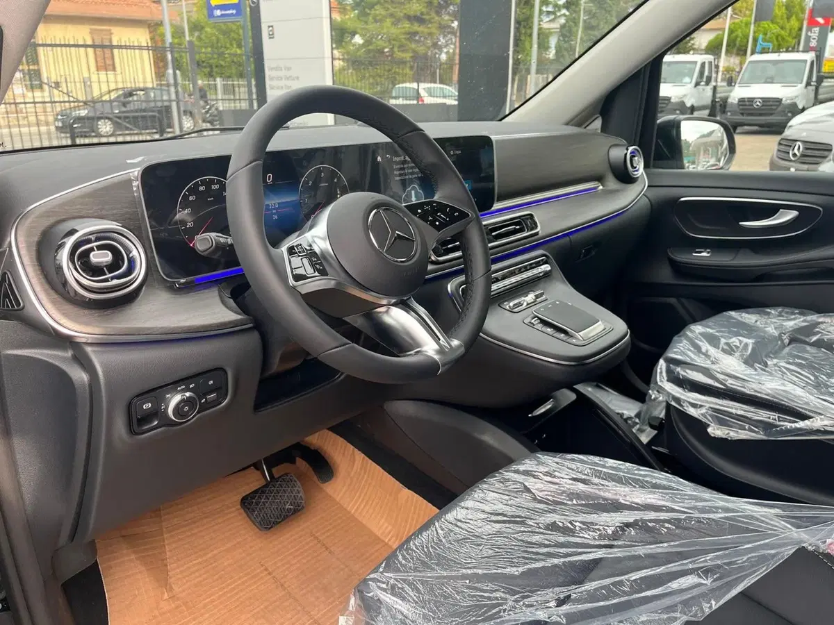 Mercedes-Benz Classe V nuova a Pescara (9)