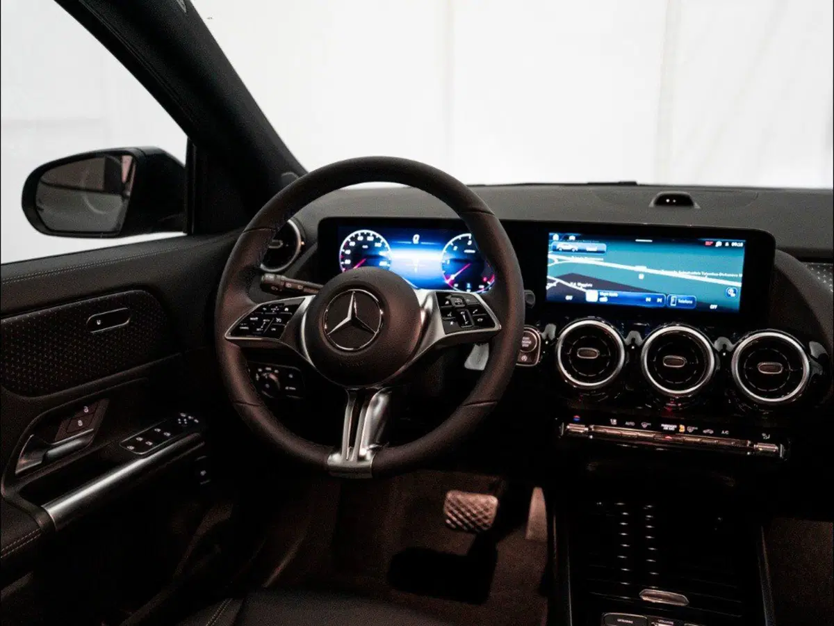 Mercedes-Benz GLA SUV nuova a Macerata (16)
