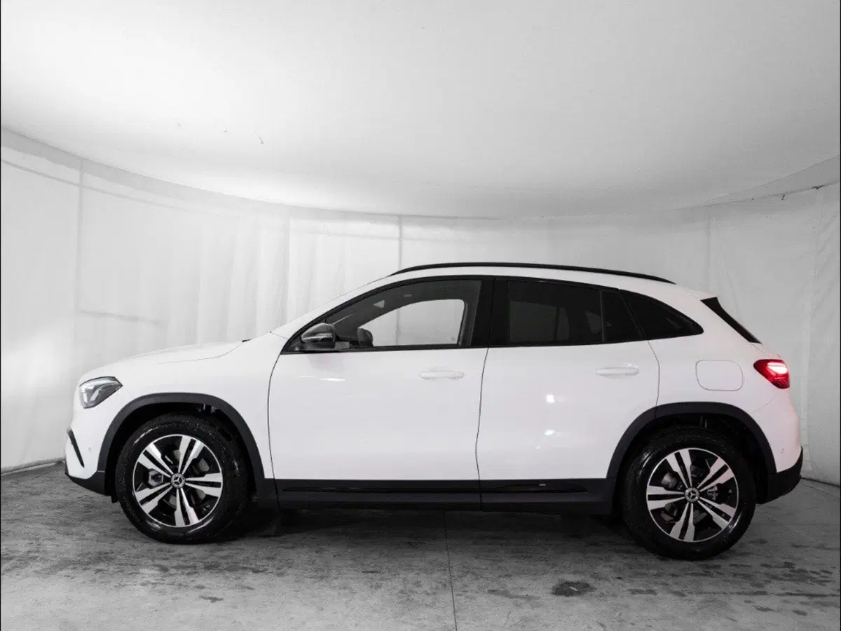 Mercedes-Benz GLA SUV nuova a Macerata (2)