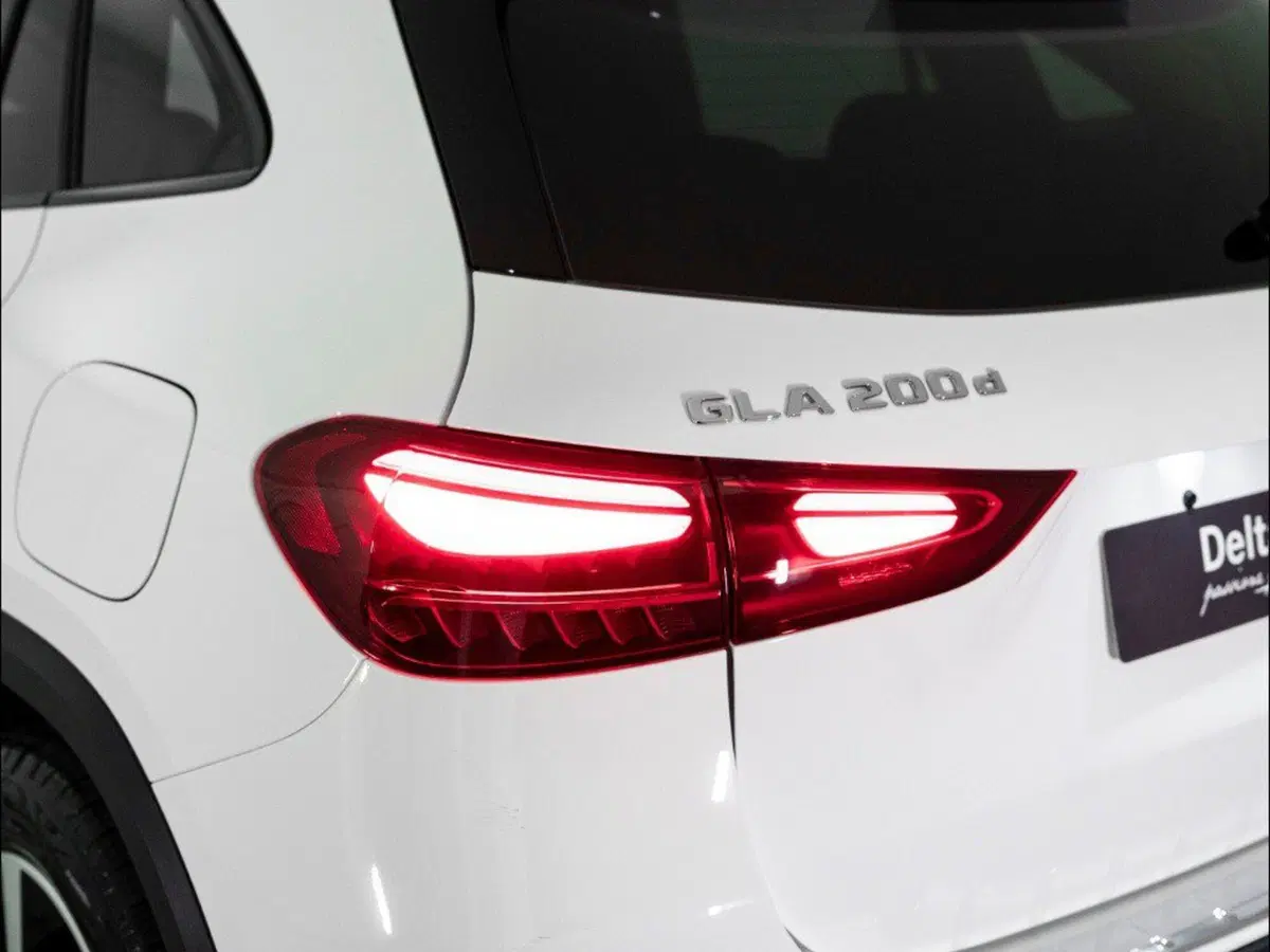 Mercedes-Benz GLA SUV nuova a Macerata (3)