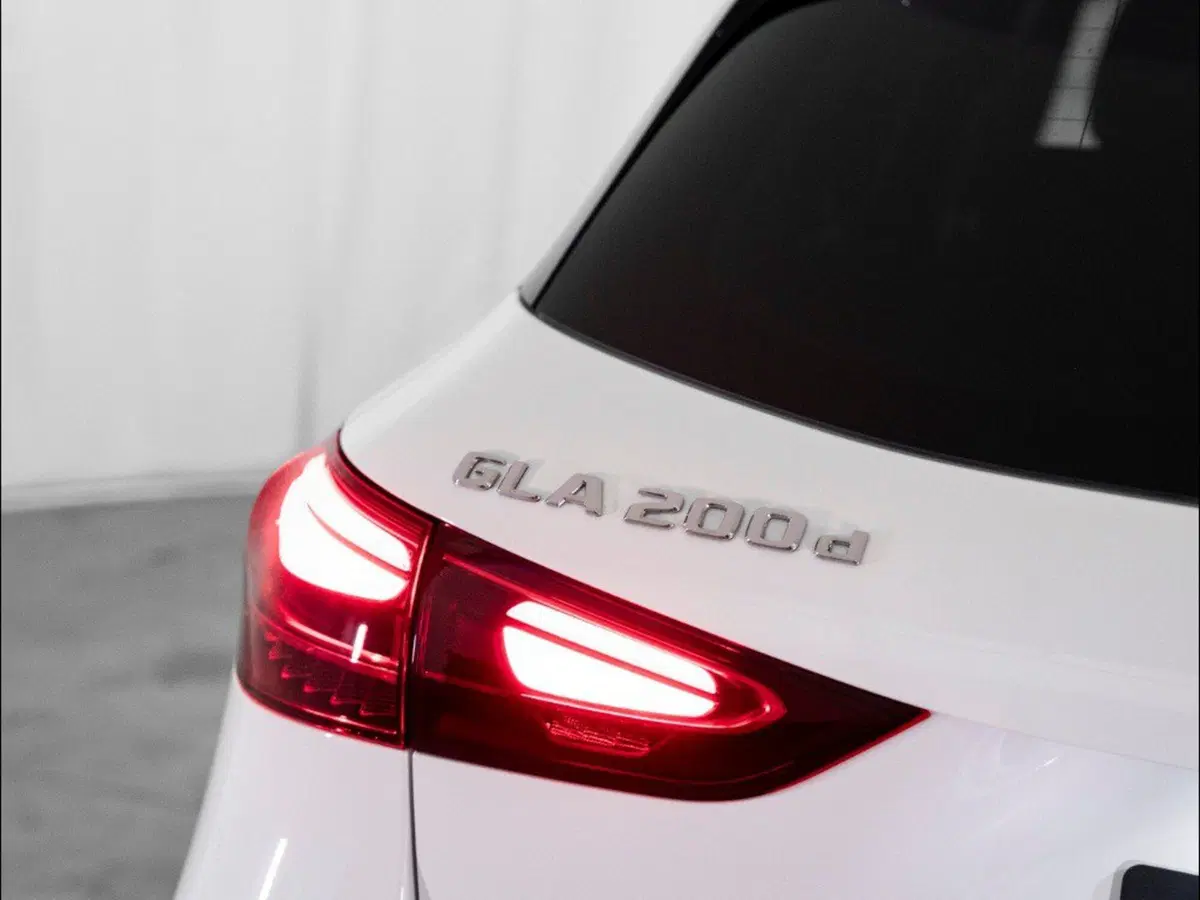 Mercedes-Benz GLA SUV nuova a Macerata (4)