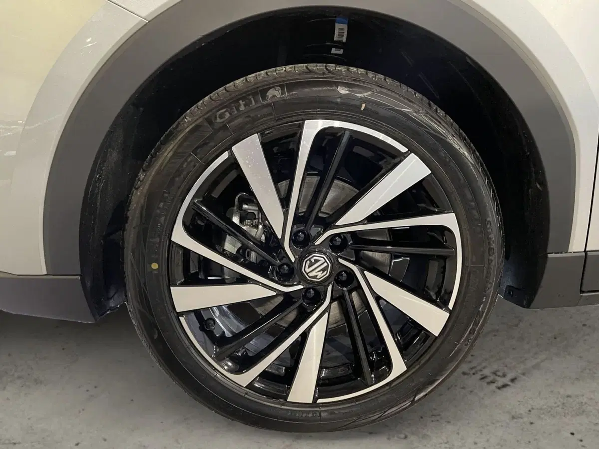 Mg ZS EV nuova a Milano (19)