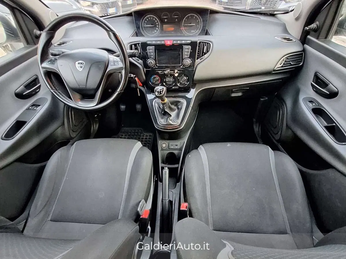 Lancia Ypsilon usata a Salerno (5)
