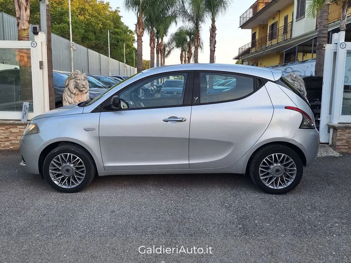 Lancia Ypsilon usata a Salerno (8)