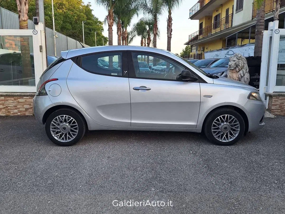 Lancia Ypsilon usata a Salerno (9)