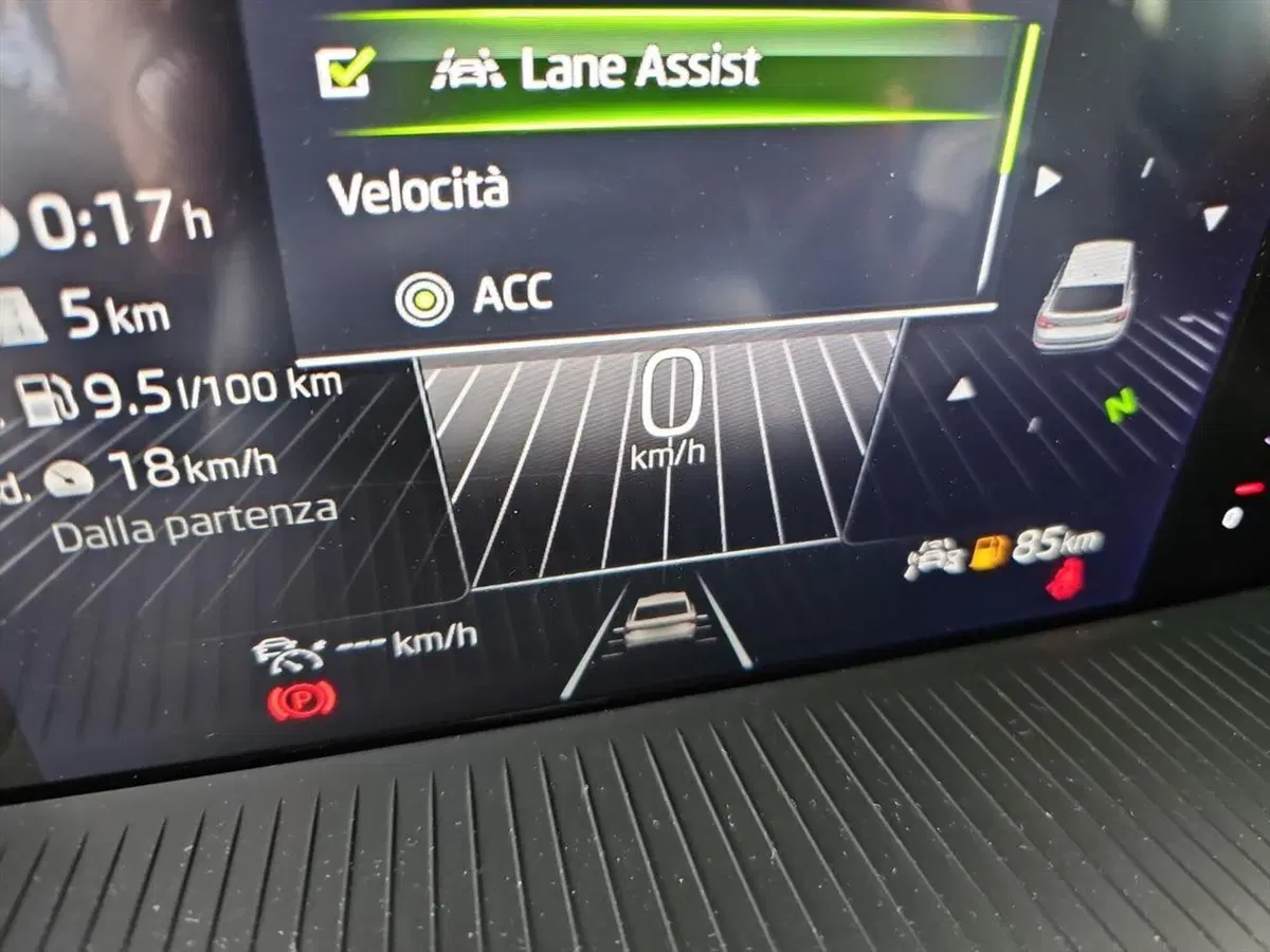 Skoda Karoq usata a Lecco (18)