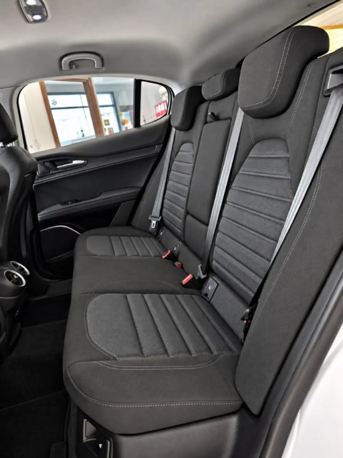 Alfa Romeo Stelvio usata a Firenze (14)