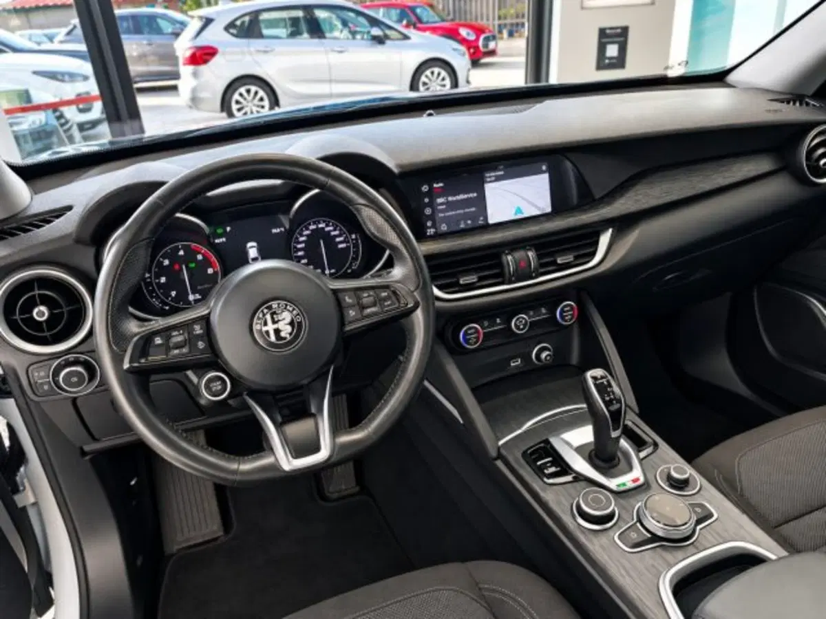 Alfa Romeo Stelvio usata a Firenze (8)