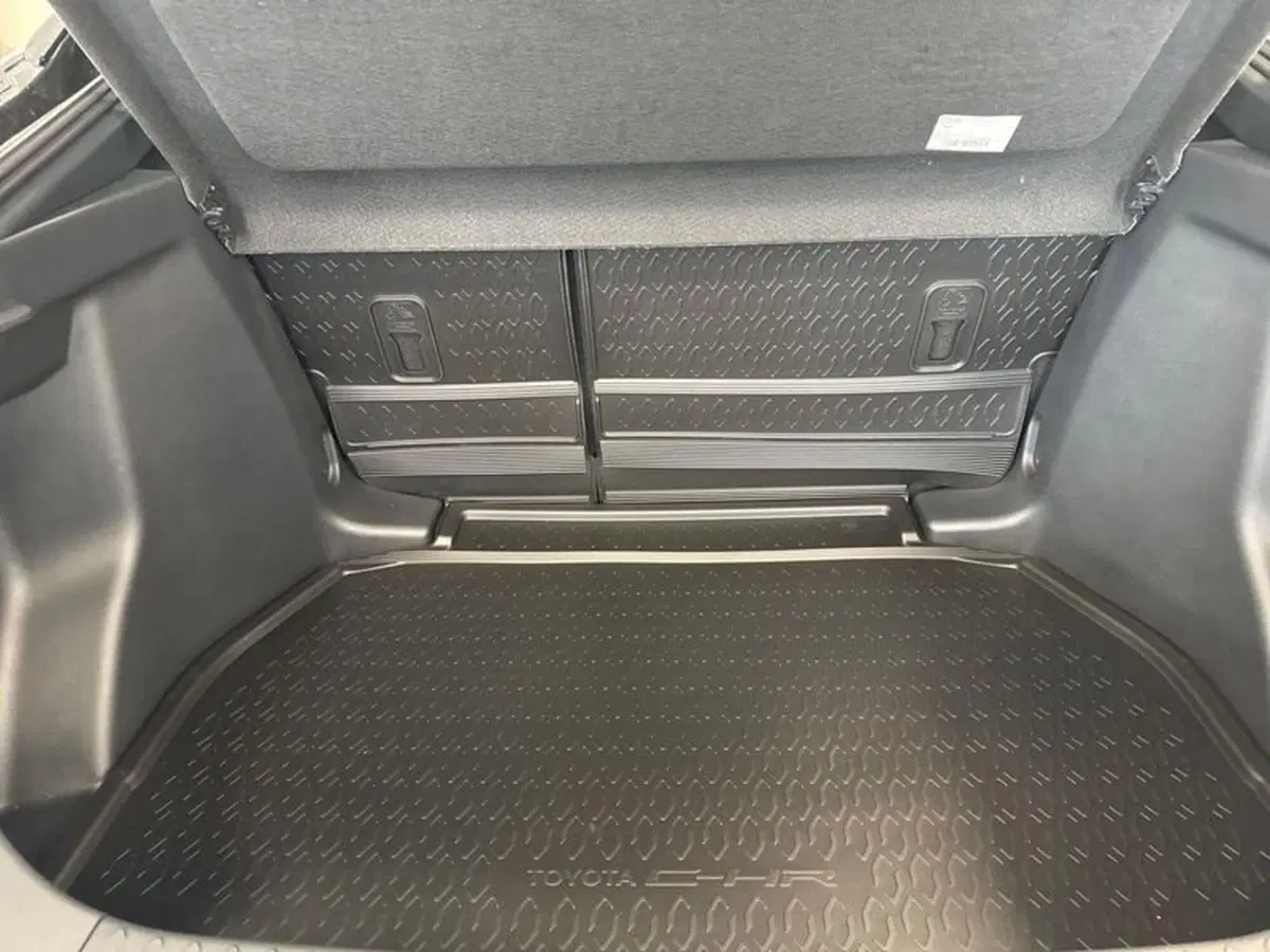 Toyota Toyota C-HR nuova a Prato (16)