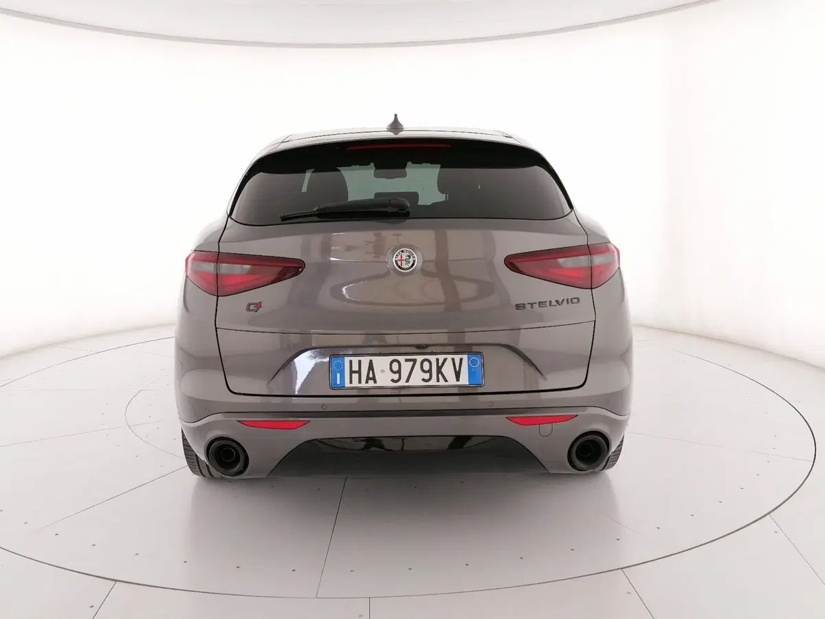Alfa Romeo Stelvio usata a Roma (4)