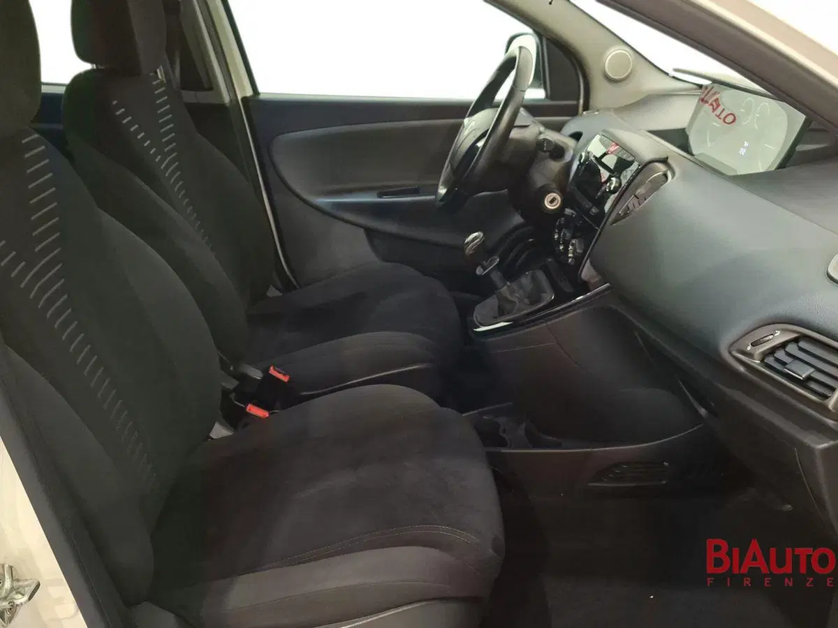 Lancia Ypsilon usata a Firenze (15)