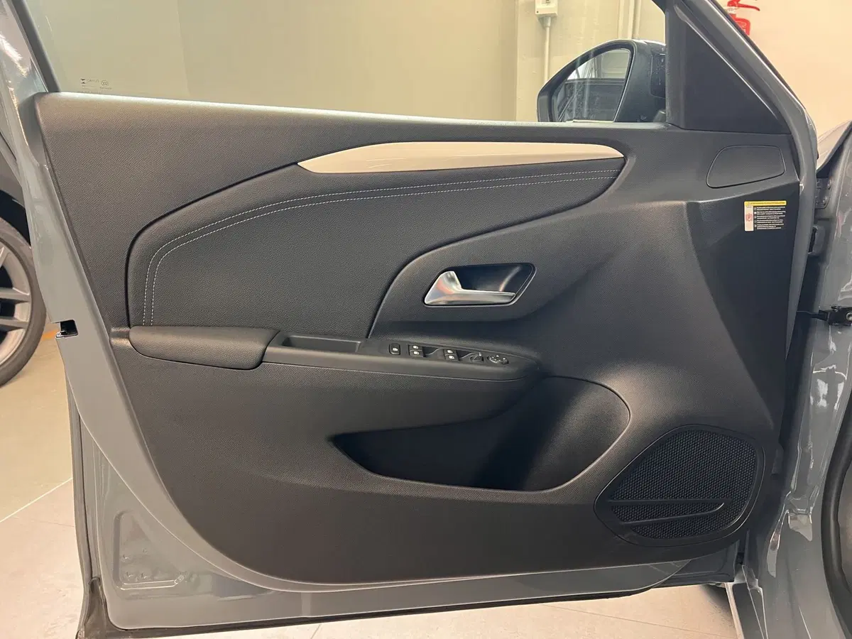 Opel Corsa nuova a Bari (10)