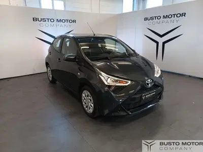 Toyota Aygo 1.0 VVT-i 72 CV 5 porte x-play del 2021 usata a Olgiate Olona