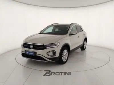 Volkswagen T-Roc 1.5 tsi Life dsg del 2023 usata a Massa