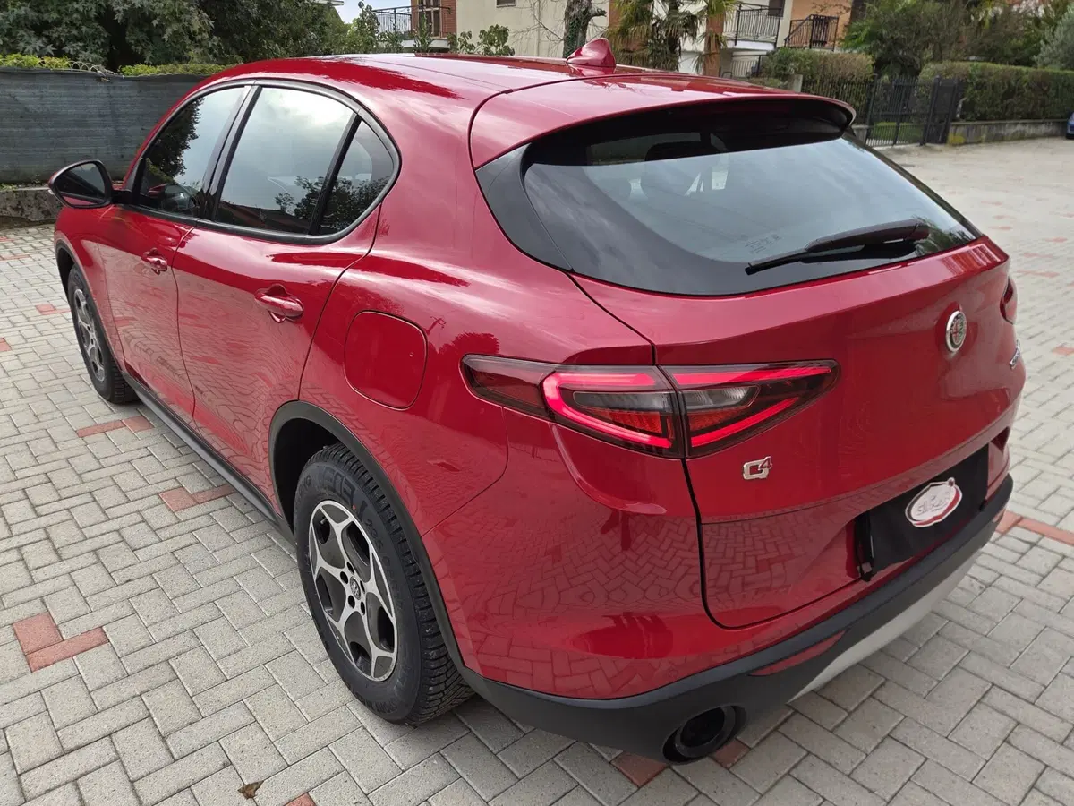 Alfa Romeo Stelvio usata a Torino (4)