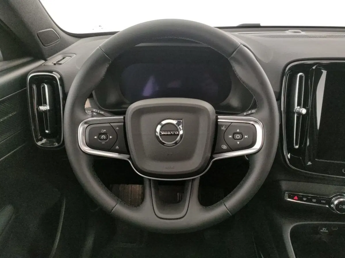 Volvo XC40 nuova a Como (13)