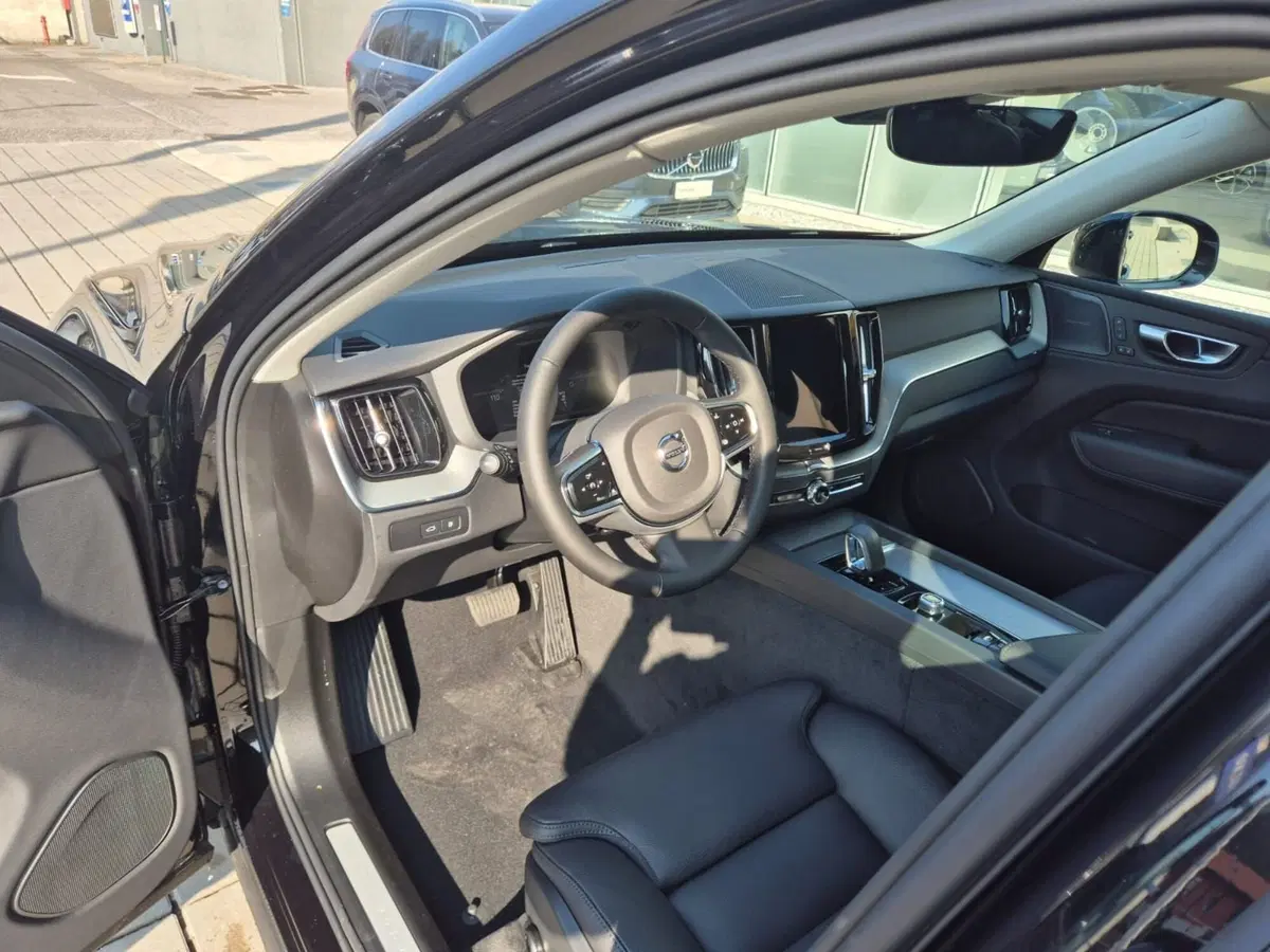 Volvo XC60 nuova a Como (11)