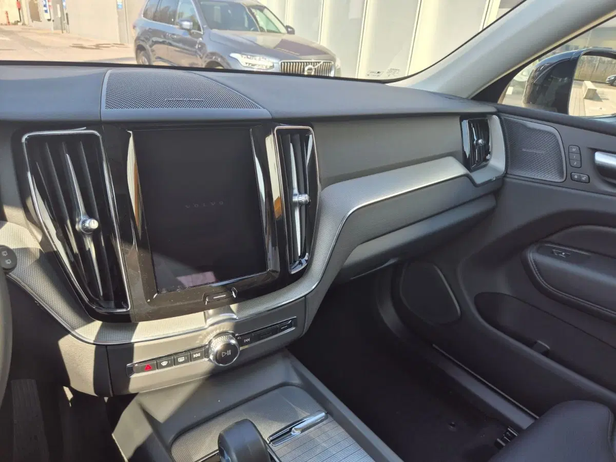 Volvo XC60 nuova a Como (9)