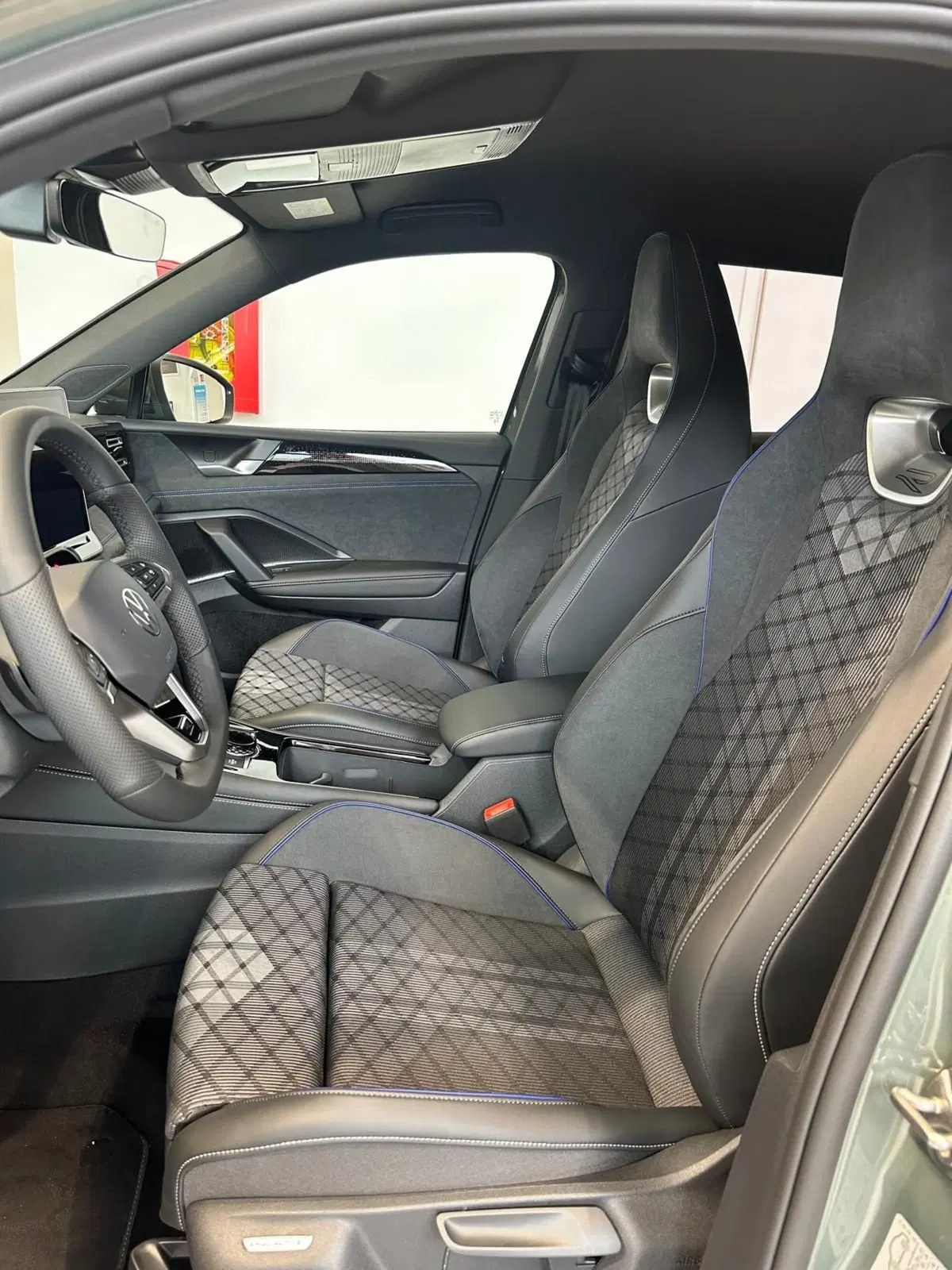 Volkswagen Tiguan nuova a Lecco (7)