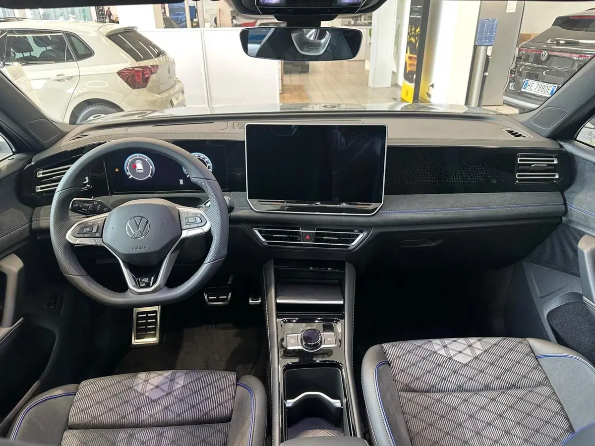 Volkswagen Tiguan nuova a Lecco (9)