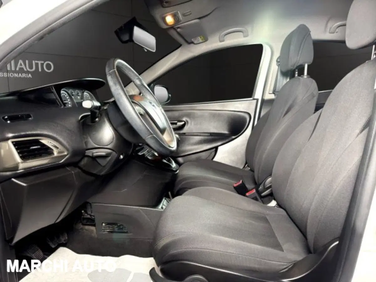 Lancia Ypsilon usata a Perugia (11)