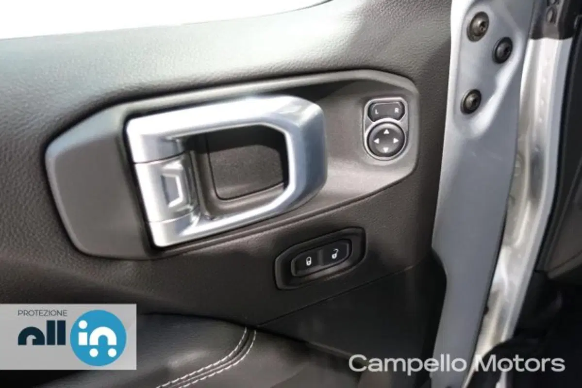 Jeep Wrangler Unlimited usata a Venezia (14)