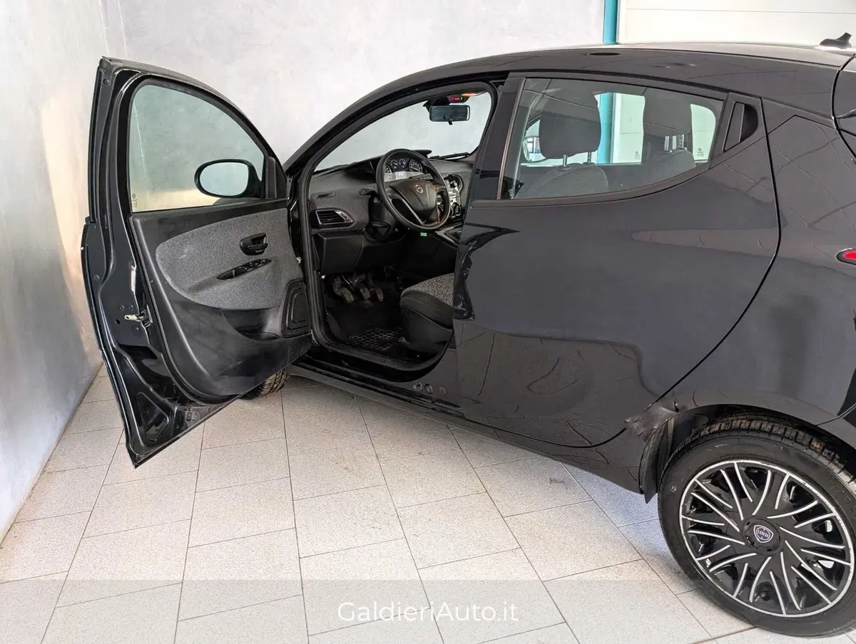 Lancia Ypsilon usata a Salerno (10)